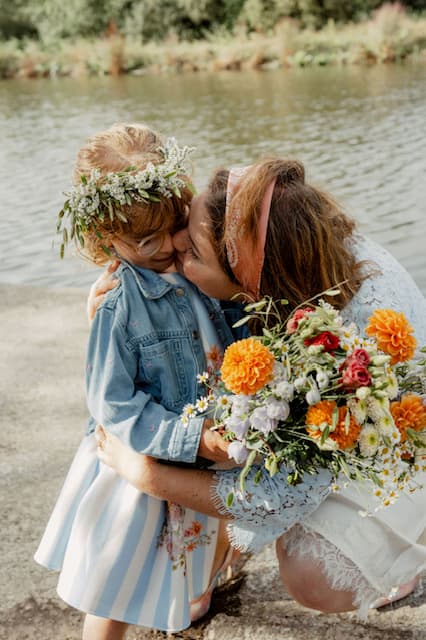 Bloemenkroon en bruidsboeket bij een omhelzing